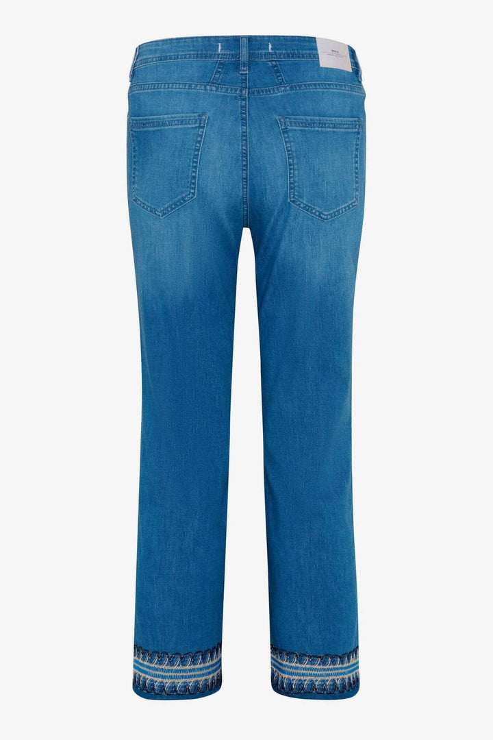 Jean Mary S pour femme avec broderie élégante, coupe bootcut et taille régulière, vue arrière.