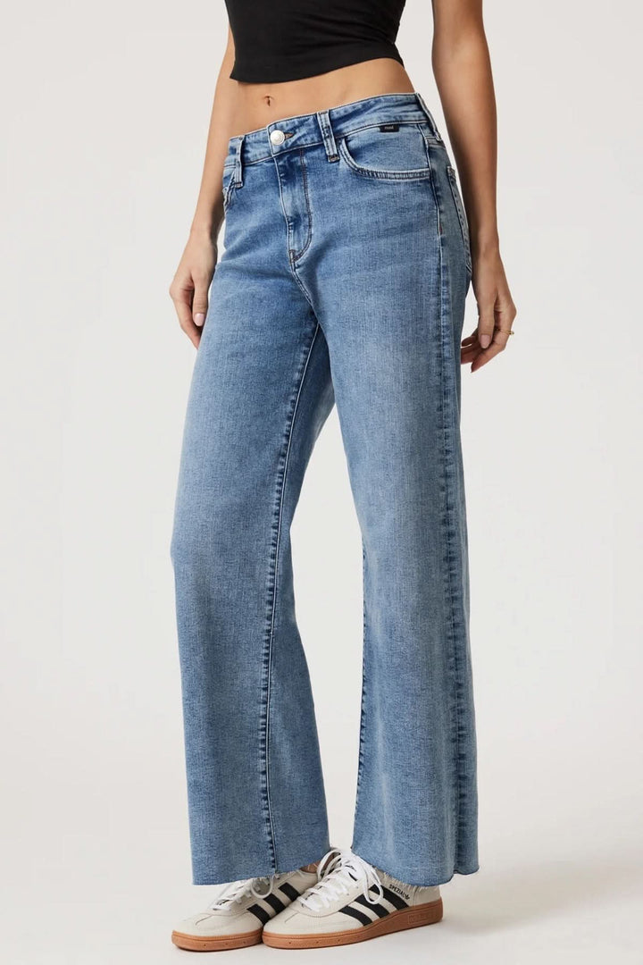 Jean Paloma jambe large taille régulière avec coupe moderne et élégante, idéal pour un look décontracté ou habillé.