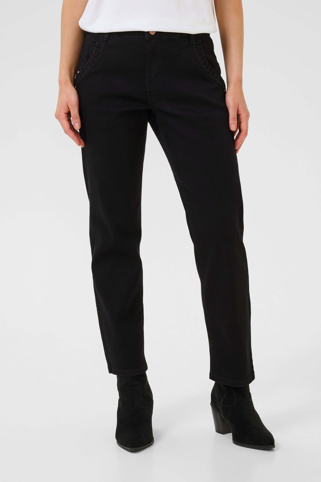 Jean Raja noir à jambe droite avec détail plissé et poches obliques, porté avec un top blanc.