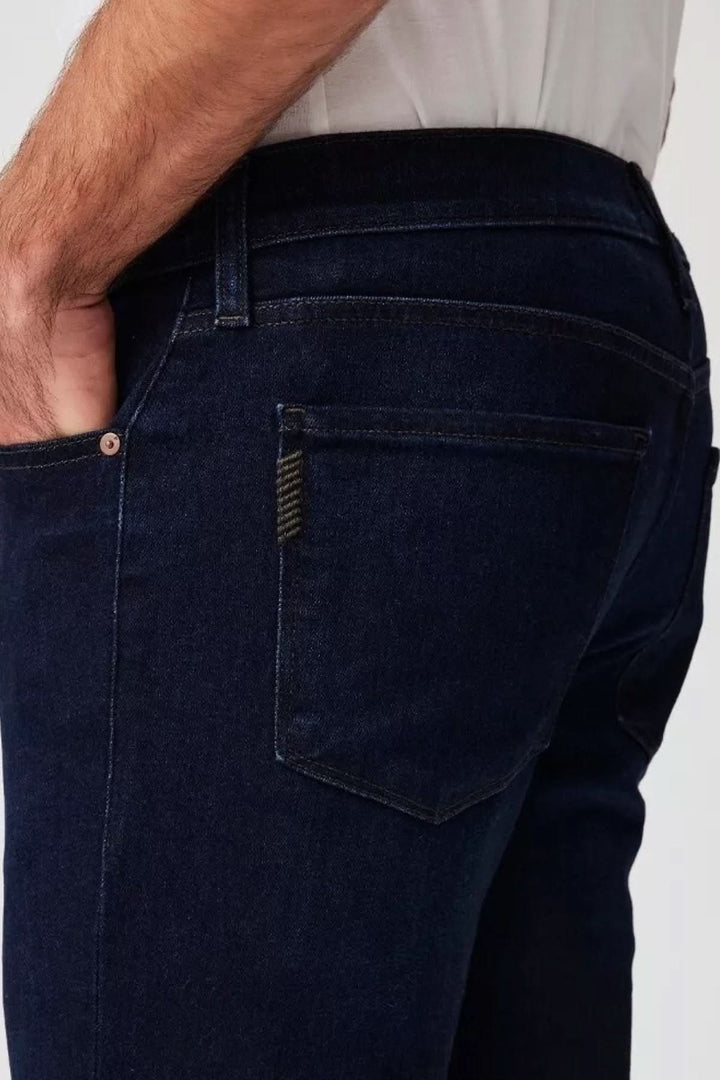 Jean slim Lennox de Paige en denim indigo foncé avec poches arrière et détails en cuivre.