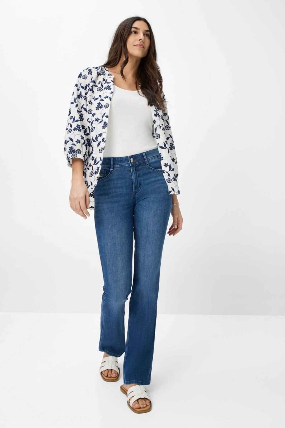 Woman wearing Jean Shakira Bootcut jeans paired with a floral top, showcasing modern and comfortable style.