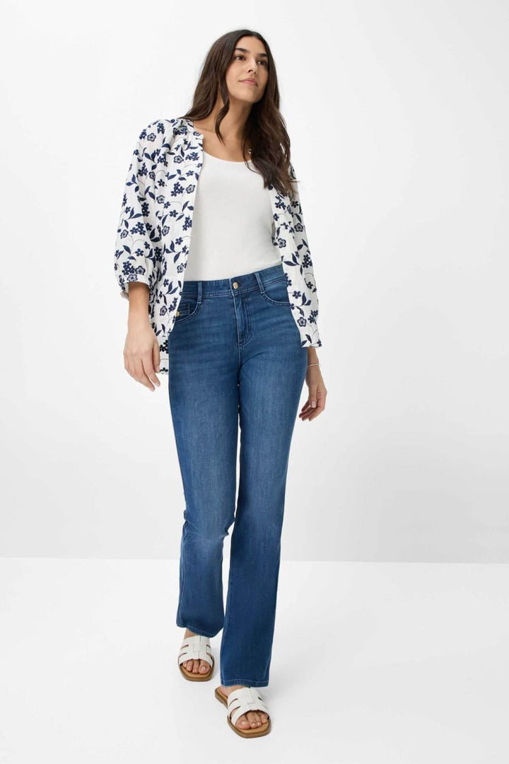Woman wearing Jean Shakira Bootcut jeans paired with a floral top, showcasing modern and comfortable style.
