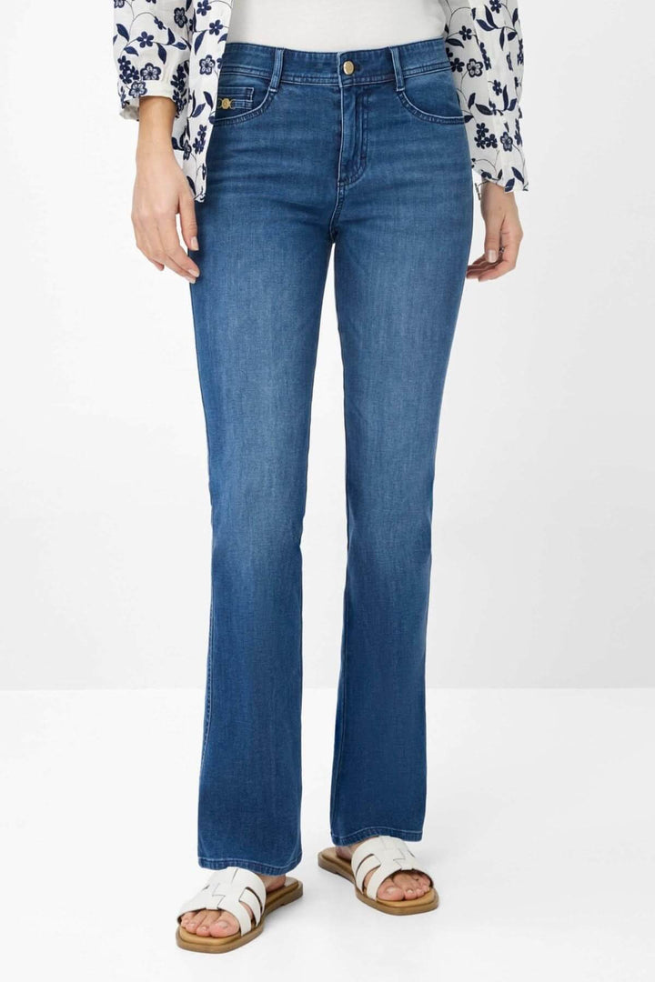 Jean Shakira Bootcut in a stylish slim fit, featuring a slightly flared bottom for a modern silhouette.