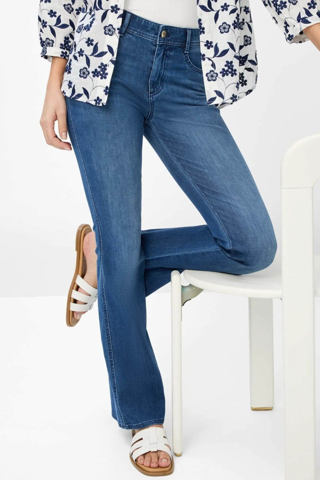 Jean Shakira bootcut in a slim fit, showcasing a stylish silhouette with a slightly flared leg.