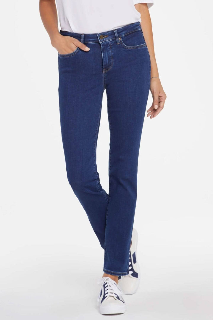 Jean Sheri femme en denim bleu, coupe ajustée, modèle classique avec cinq poches.
