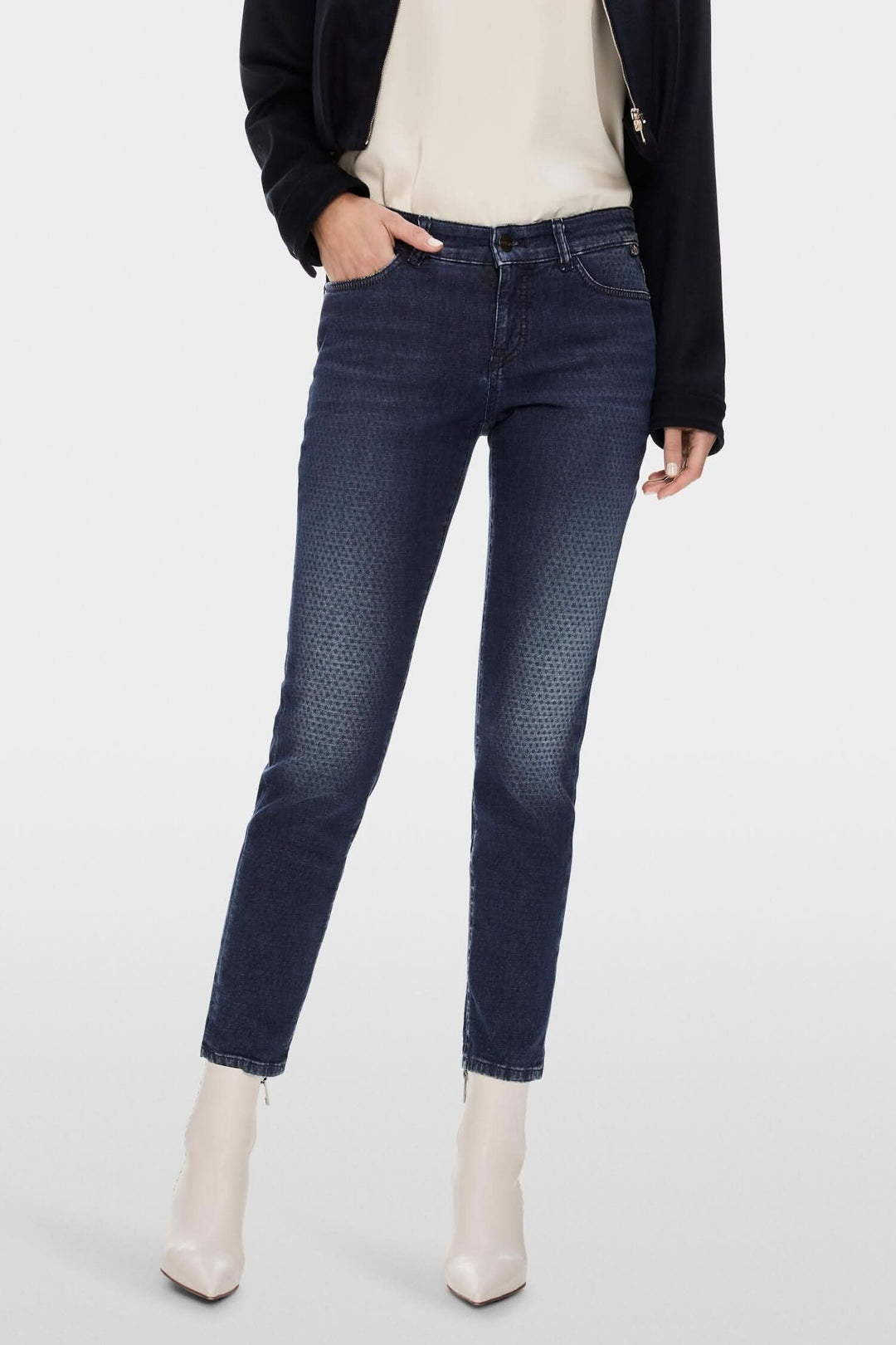 Jean SILVI slim fit à taille basse, tissu italien, avec détail quadrillé et frange sur la poche.