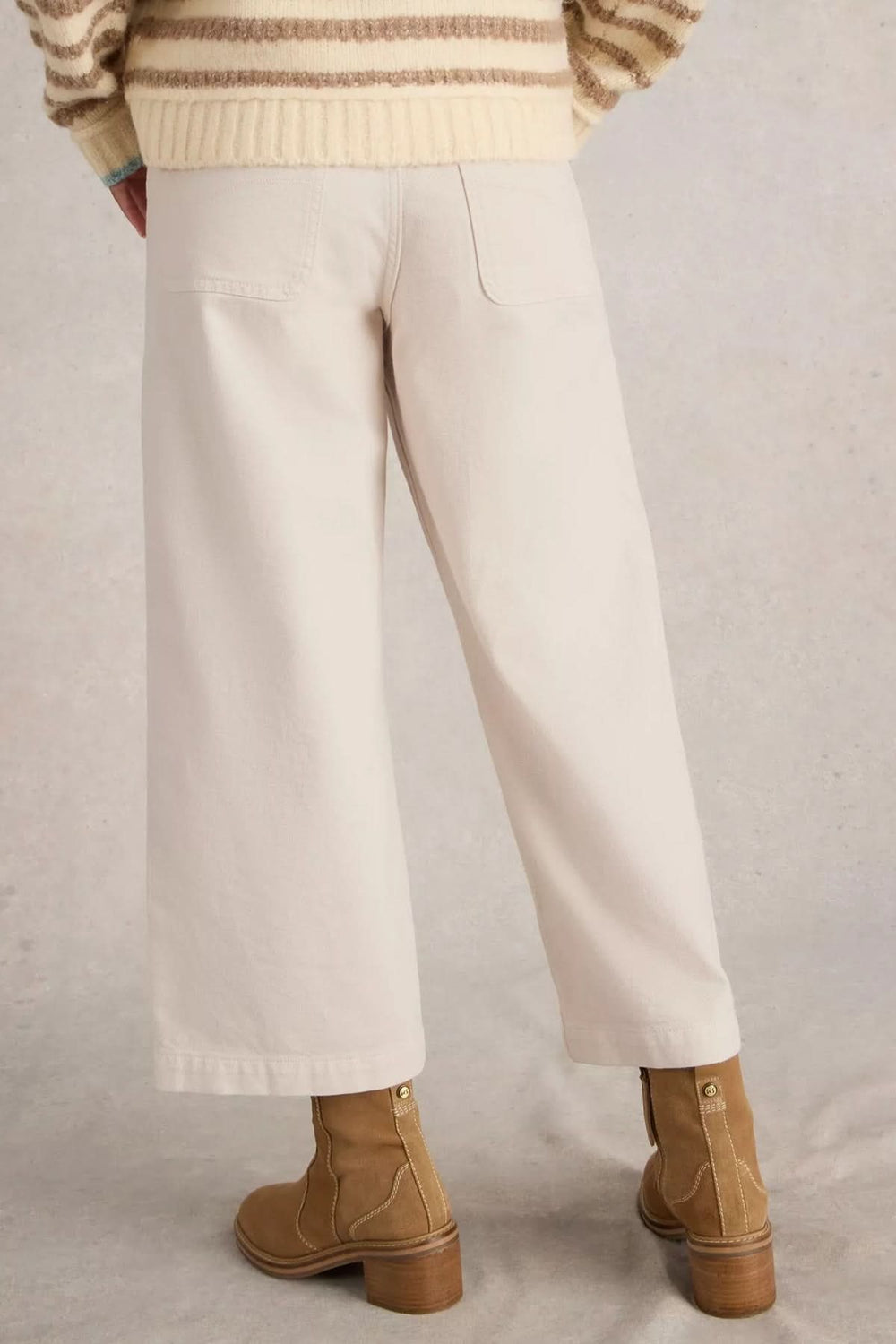 Vue arrière du Jean Tia court à jambes larges, taille haute, coupe droite, avec poches plaquées et fermeture zippée.