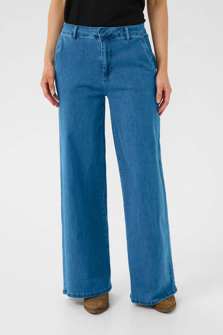 Jean à jambe large en denim bleu avec taille mi-haute et poches, parfait pour un look décontracté et élégant.