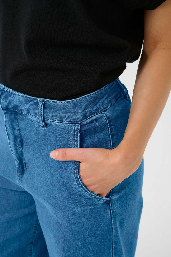Jean Visti en denim bleu à taille mi-haute, coupe ample avec poches, parfait pour un look décontracté.