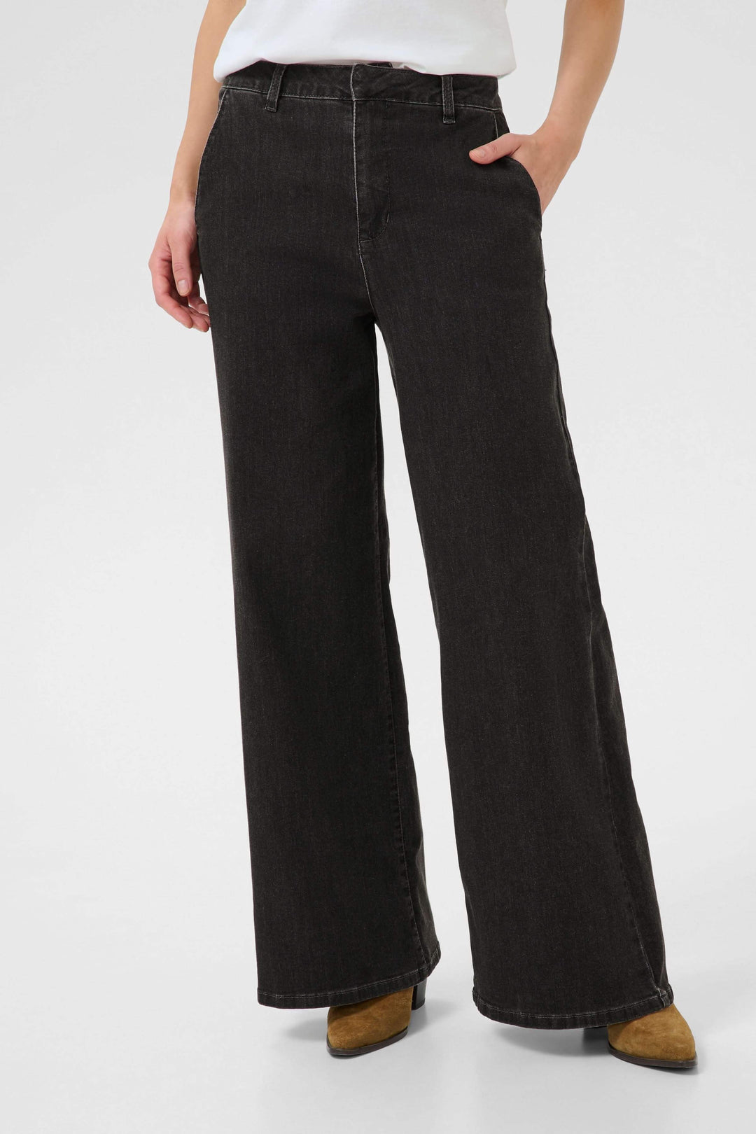 Jean Visti à jambe large en denim noir, taille mi-haute, offrant liberté de mouvement et style décontracté.