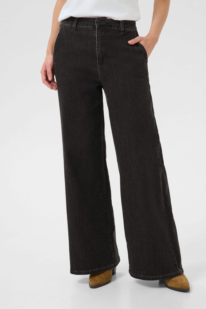 Jean Visti à jambe large en denim noir, taille mi-haute, offrant liberté de mouvement et style décontracté.
