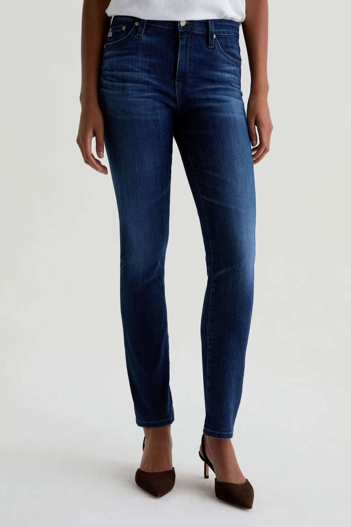 Jean ajusté à taille mi-haute en denim extensible sur mannequin, montrant une coupe ajustée et polyvalente pour un style décontracté-chic.