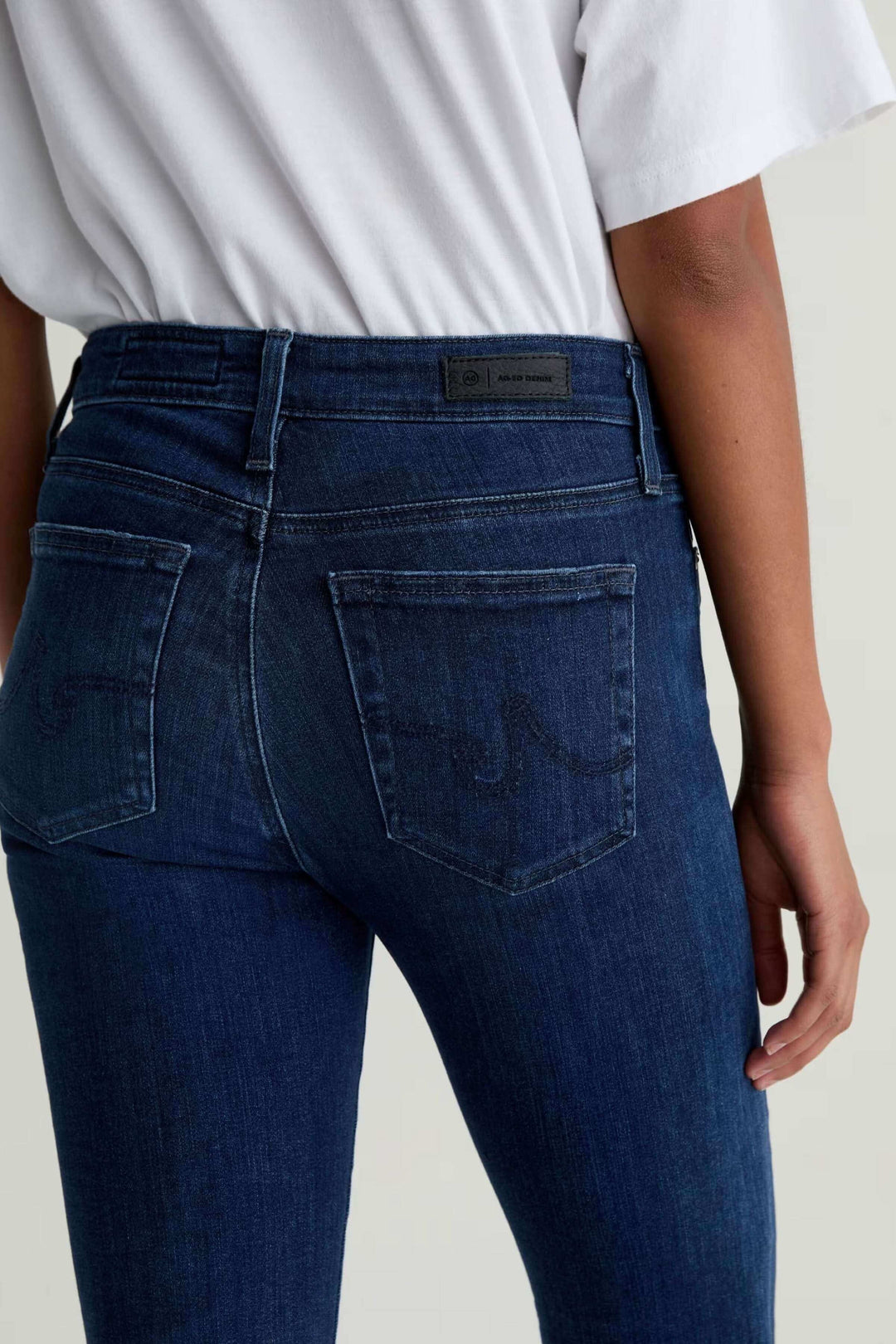 Jean ajusté à taille mi-haute en denim extensible, vue arrière montrant un fit confortable et élégant idéal pour un look décontracté-chic.