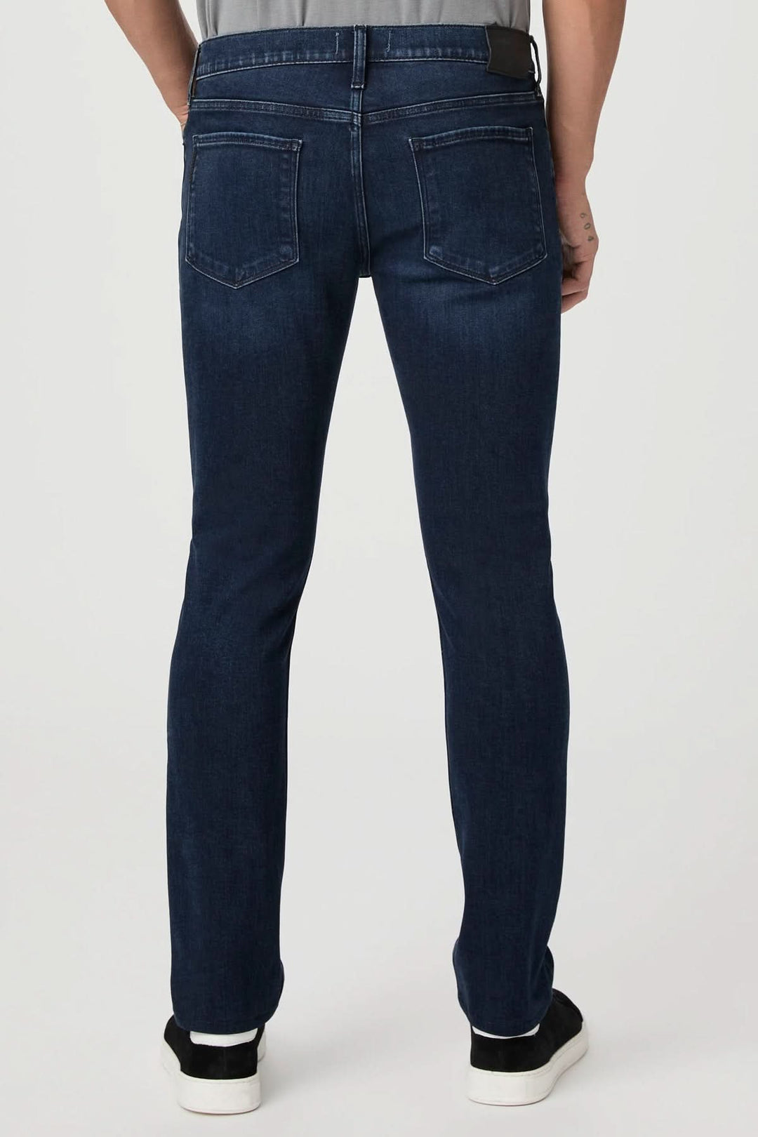 Jean ajusté vintage vue de dos, coupe classique et délavage foncé, parfait pour un style décontracté chic.