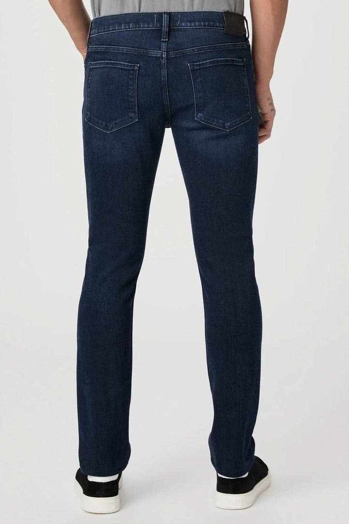Jean ajusté vintage vue de dos, coupe classique et délavage foncé, parfait pour un style décontracté chic.