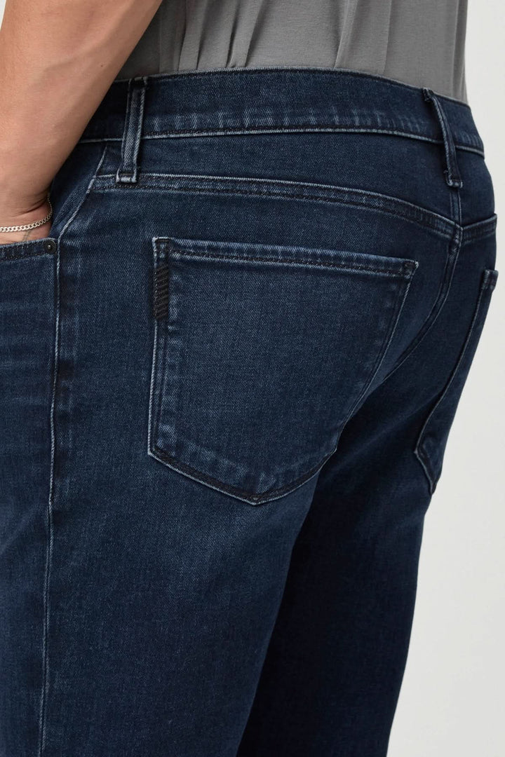 Détails du jean ajusté vintage, vue arrière avec un délavage foncé et une coupe classique.