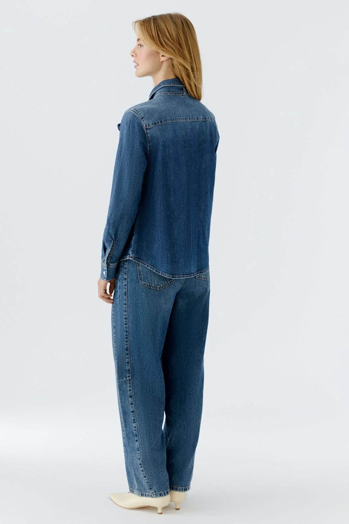 Vue arrière du jean baril taille haute en denim, mettant en valeur la coupe baril moderne et la silhouette féminine du vêtement.