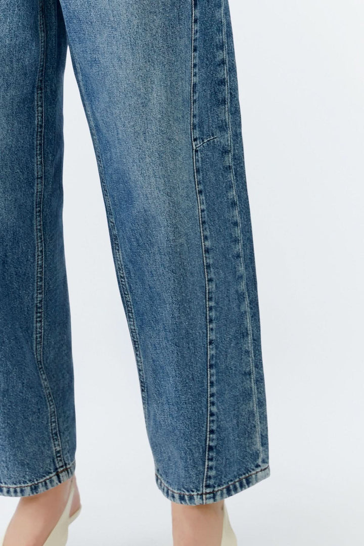 Jean baril taille haute en denim 100 % coton avec coupe moderne et jambe arrondie pour un look casual chic.
