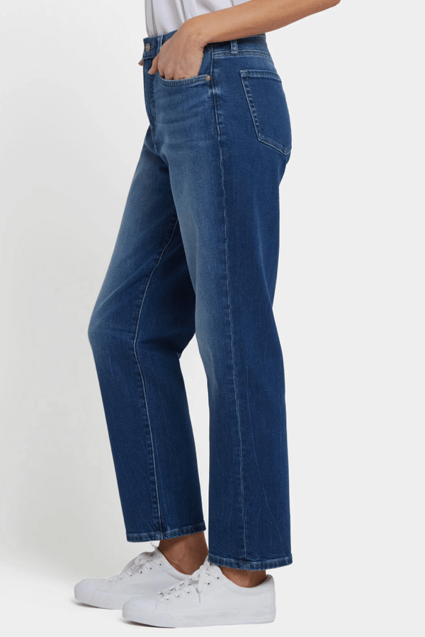 Jean boyfriend décontracté, taille classique, coupe droite, teinte délavée. Idéal pour un look quotidien avec chemise ou chandail.