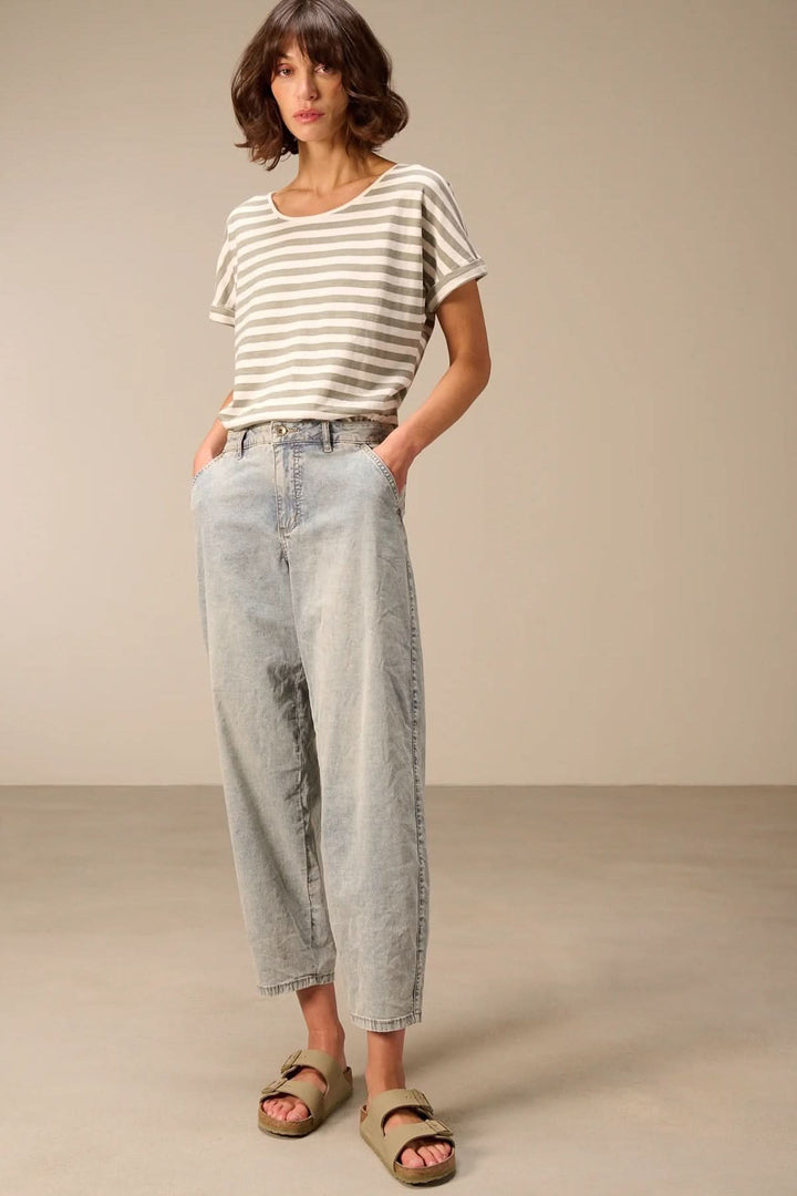 Jean à coupe décontractée pour un look moderne et confortable, idéal pour le quotidien avec poches et taille ajustable.