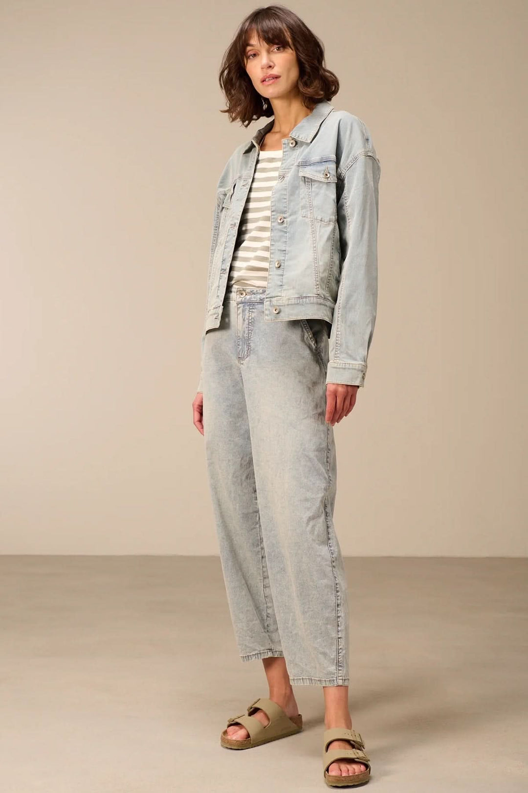 Jean à coupe décontractée en denim souple, style casual avec poches latérales, idéal pour un look moderne et confortable.