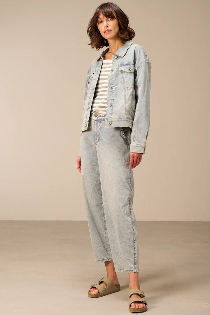 Jean à coupe décontractée en denim souple, style casual avec poches latérales, idéal pour un look moderne et confortable.