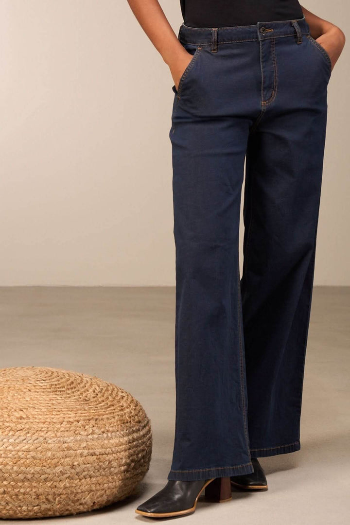 Jean coupe large bleu, coupe fluide avec taille mi-haute et jambes amples, porté avec élégance pour un style polyvalent.