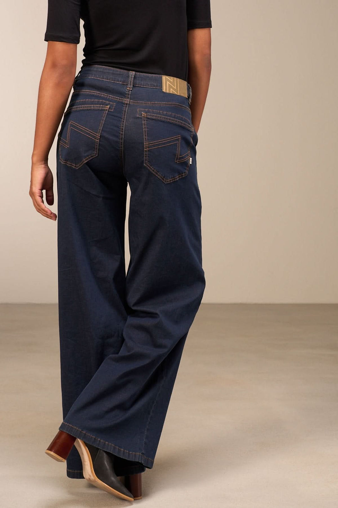 Jean coupe large en denim bleu avec taille mi-haute et jambes amples, aperçu arrière sur mannequin, style polyvalent.