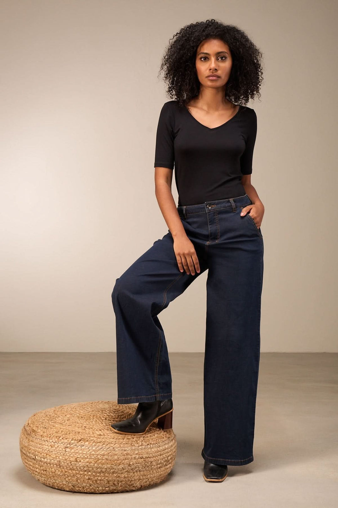 Jean coupe large femme avec taille mi-haute et jambes amples, porté avec un haut ajusté, idéal pour un style décontracté ou habillé.