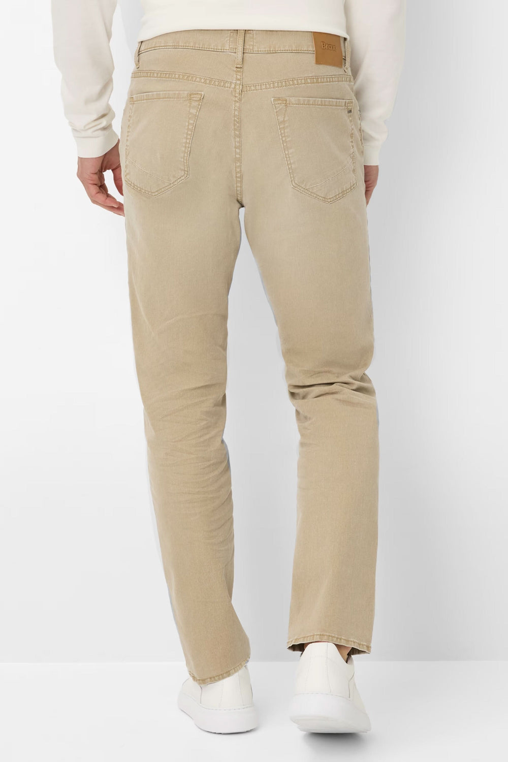 Jean cinq poches beige à coupe moderne, vue arrière, avec un style décontracté et confort optimal.