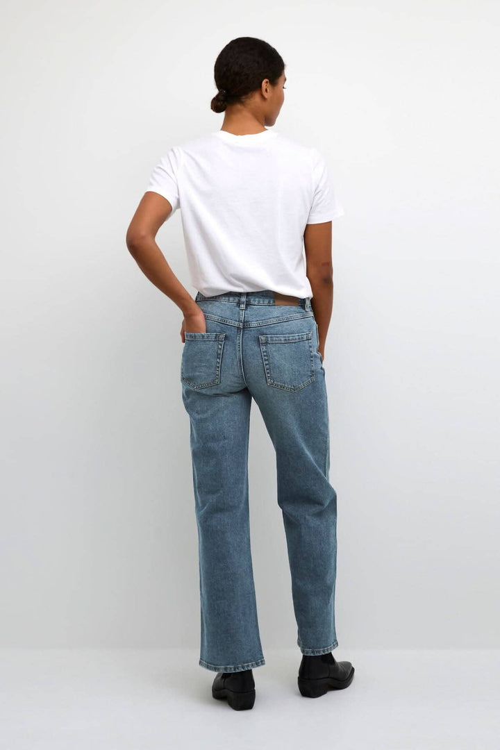 Femme portant le jean droit Dana avec un t-shirt blanc, vue arrière, style décontracté et élégant.
