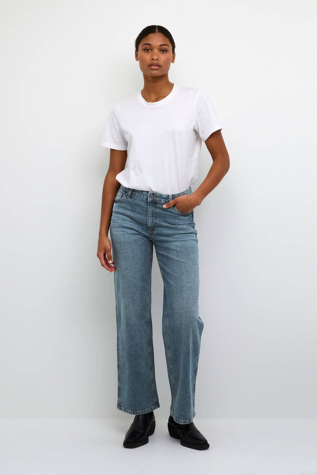 Jean droit Dana porté avec t-shirt blanc, offrant un look polyvalent et décontracté.
