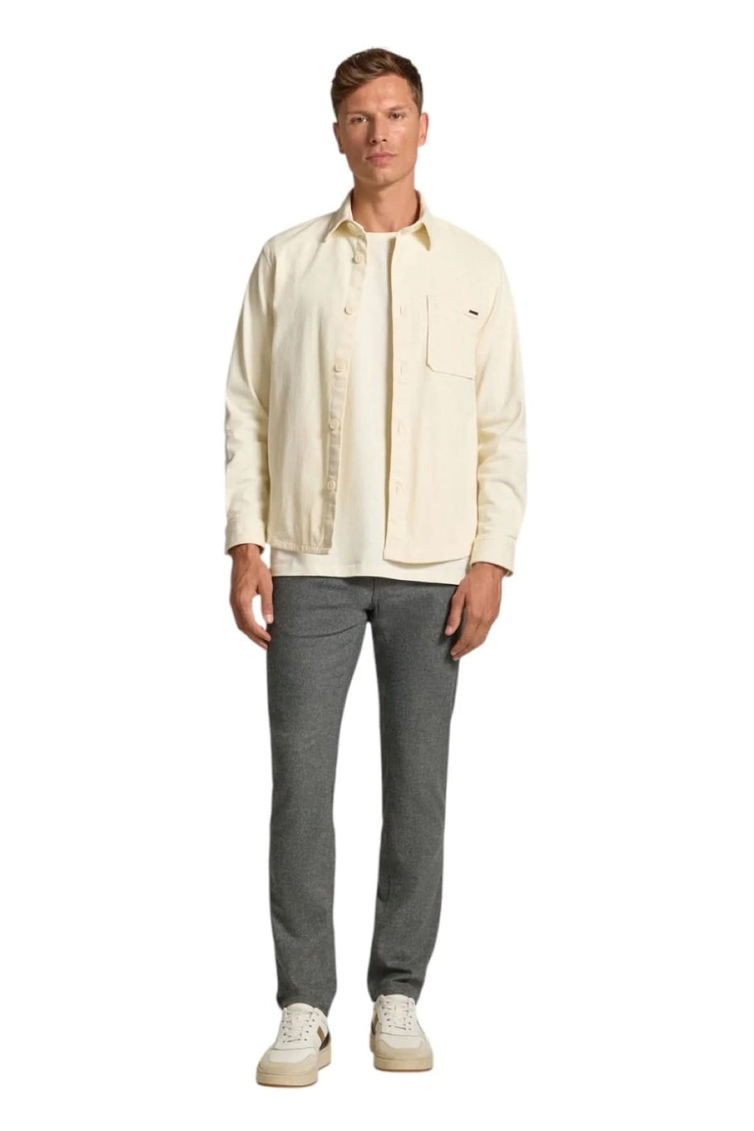 Homme portant un jean en flanelle à coupe ajustée avec une chemise blanche et des baskets, style chic et décontracté.