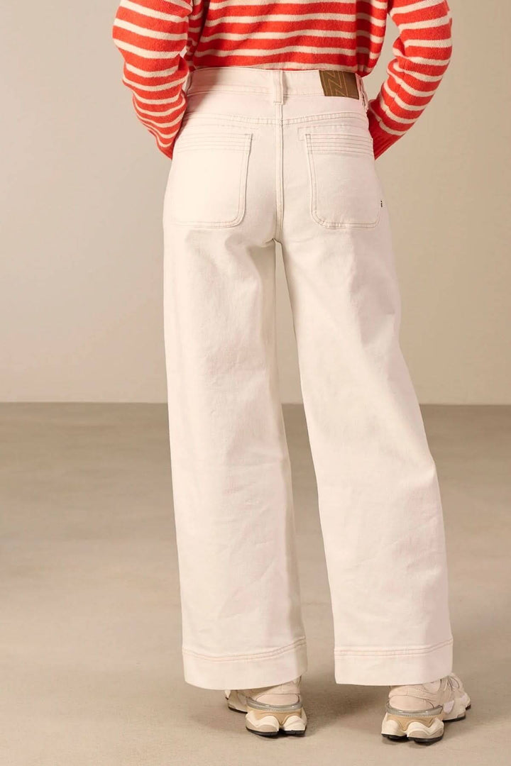 Jean jambe large avec coupe ample et taille haute, poches appliquées, offrant confort et style rétro moderne, vue arrière du produit.