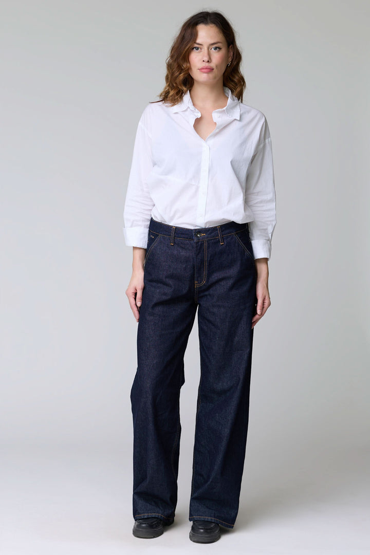 Jean à jambe large en denim épais avec surpiqûres contrastantes, coupe ample pour un style décontracté et confort durable.