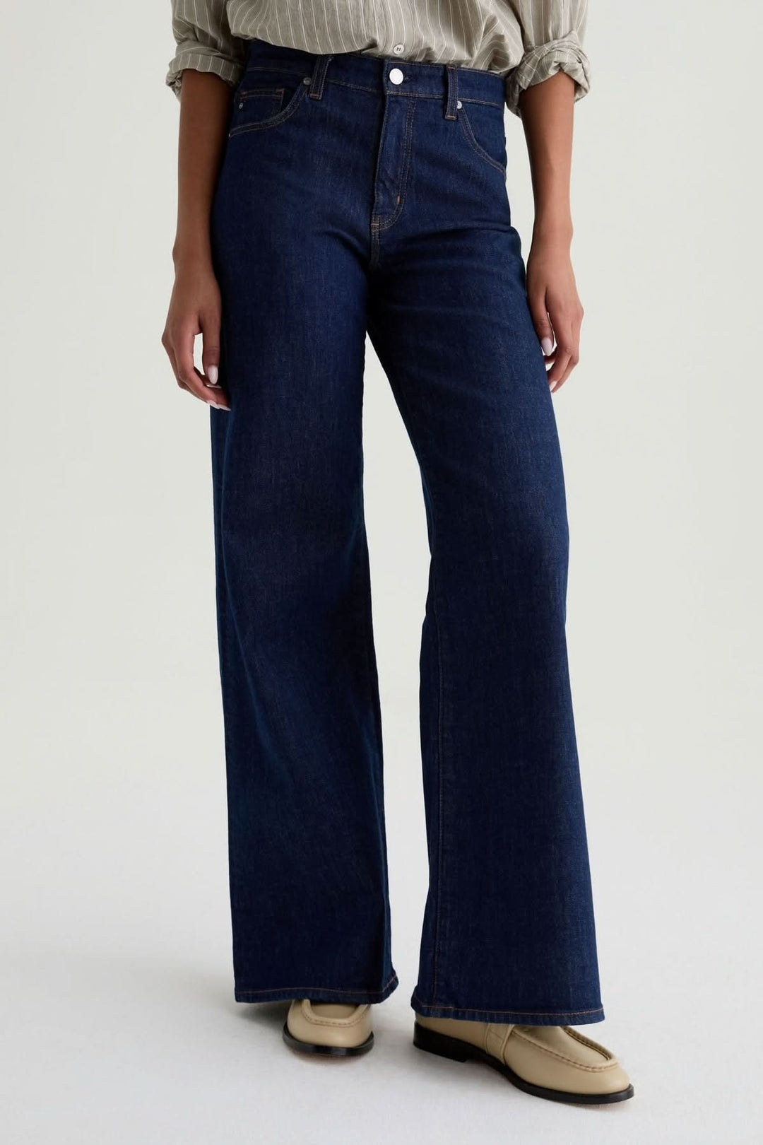 Jean à jambe large élégant et confortable, coupe taille haute avec jambes fluides, idéal pour un look moderne et décontracté.