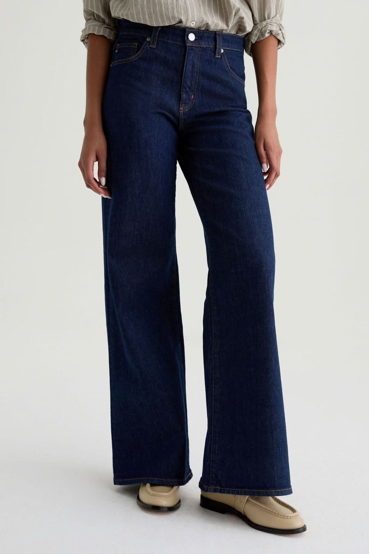 Jean à jambe large élégant et confortable, coupe taille haute avec jambes fluides, idéal pour un look moderne et décontracté.