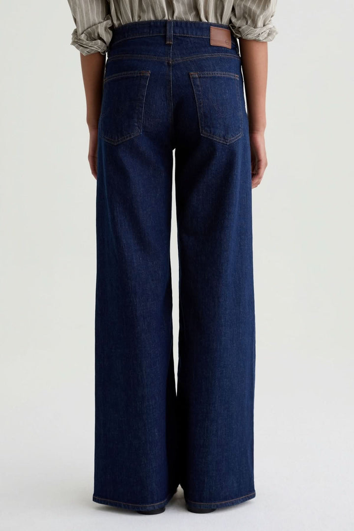 Vue arrière du Jean à jambe large en denim bleu foncé, taille haute avec coupe large, parfait pour un style élégant et confortable.