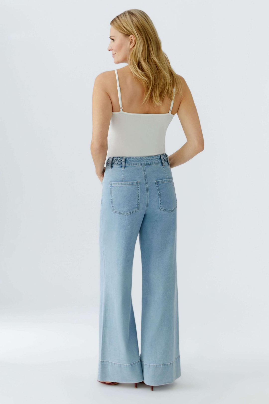 Jean à jambe large avec taille tressée, vue arrière, poches arrières et détails du tissage, style contemporain et confortable.