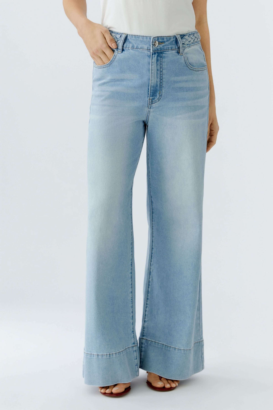 Jean à jambe large avec taille tressée, doté de poches avant et arrière, pour un look moderne et polyvalent.