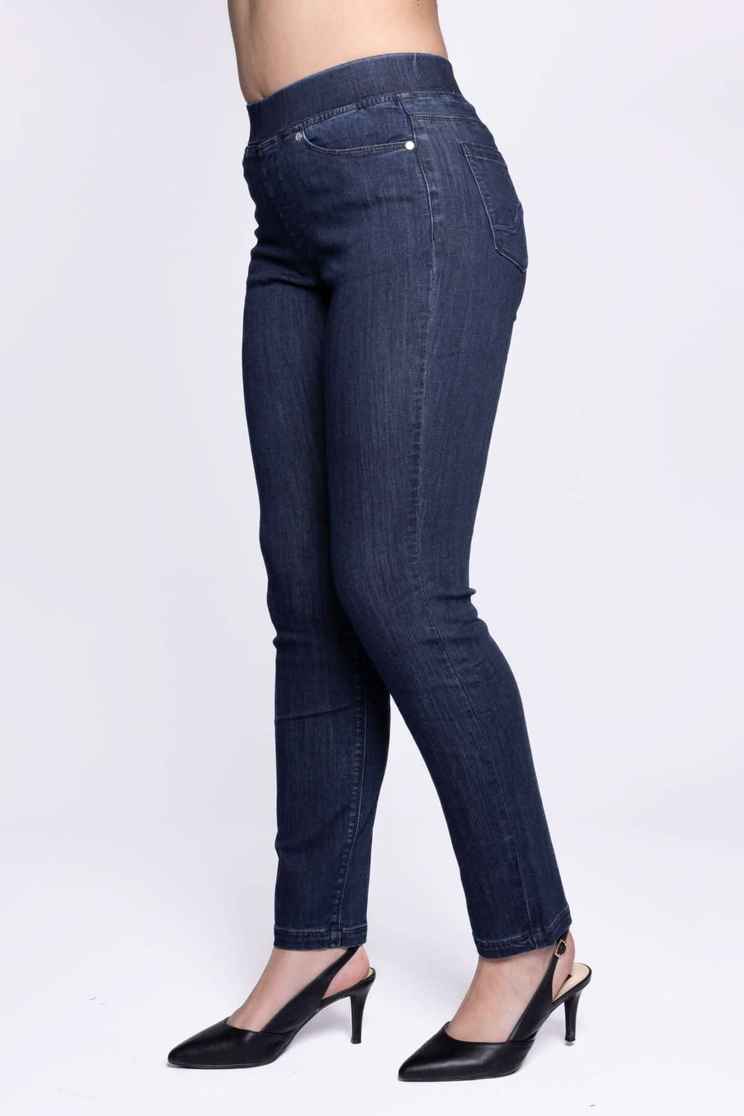 Jean jambe étroite stretch, coupe moderne avec bande de taille pull-on, porté avec des escarpins.