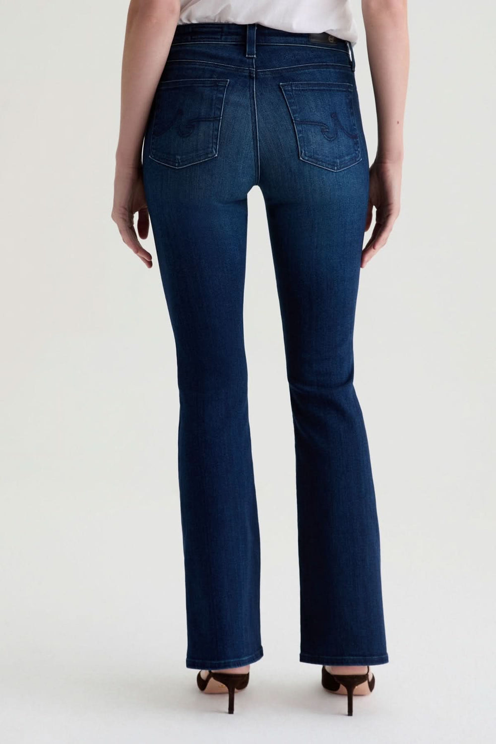 Jean à jambe évasée élégant et flatteur avec taille haute, idéal pour le bureau ou les sorties, confortable en denim extensible.