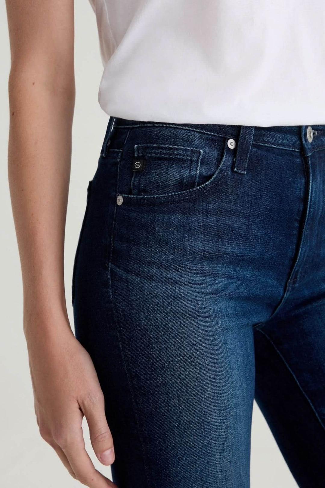 Gros plan d'un jean à jambe évasée en denim extensible avec taille haute flatteuse.