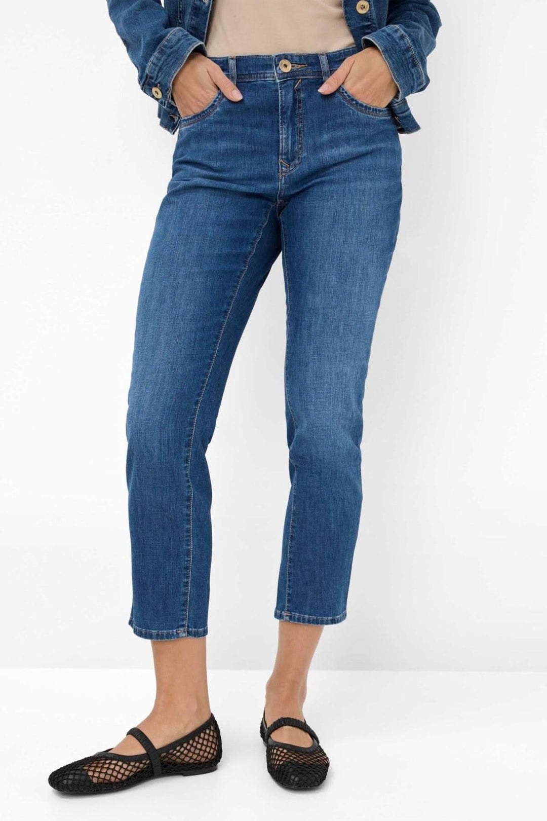 Jean femme MARY S, coupe droite, 5 poches, style décontracté, couleur bleu denin avec chaussures noires.