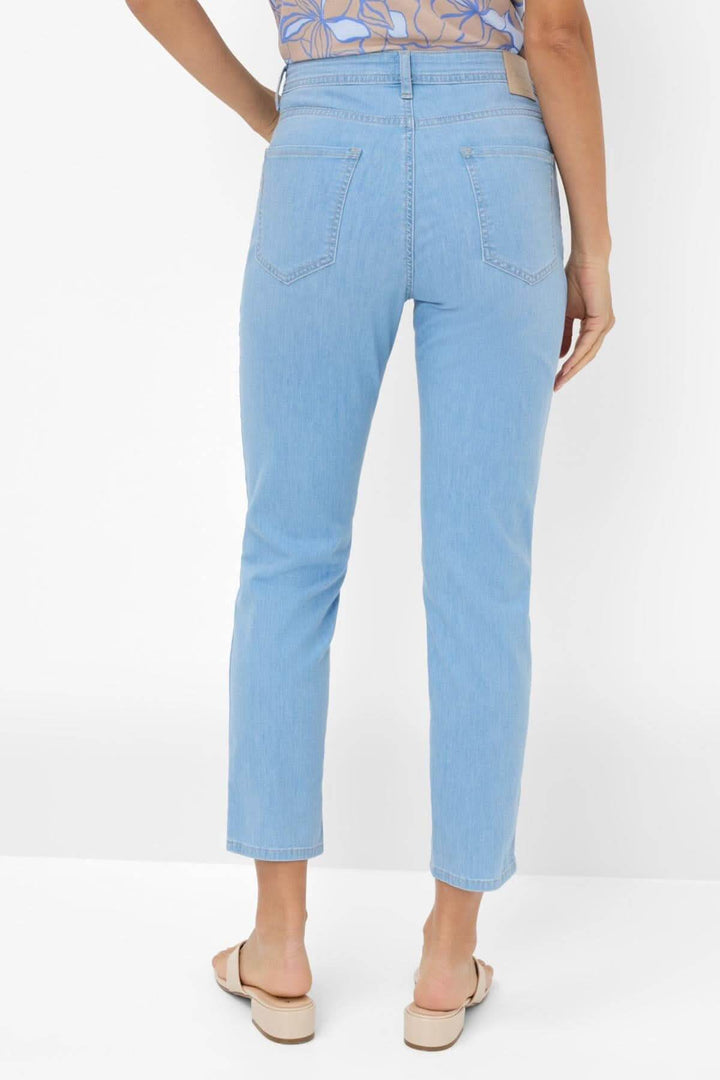 Jean MARY S pour femmes, coupe droite cinq poches, couleur bleu clair, vue arrière.