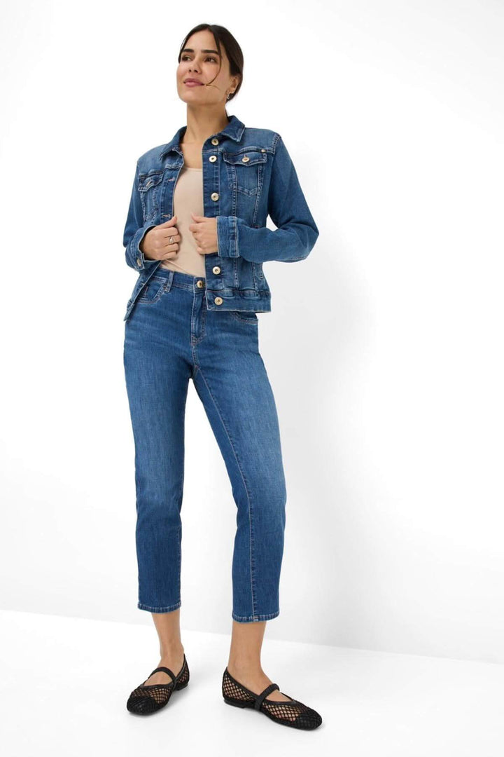 Jean femme MARY S 6/8 à cinq poches, coupe droite, style décontracté avec veste en jean.