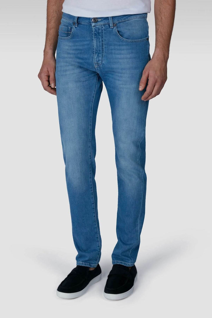 Jean premium coupe droite, légèrement délavé, avec confort et pendentif requin, parfait pour look décontracté ou habillé.