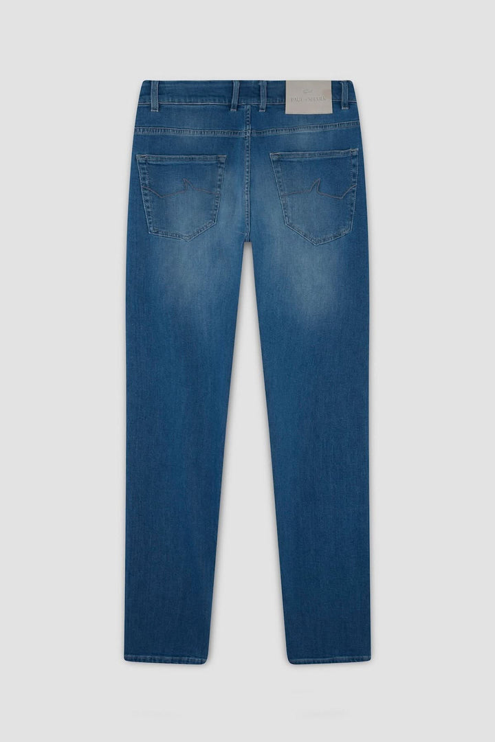 Jean premium coupe droite en tissu légèrement délavé, avec détails signature et pendentif métallique requin.