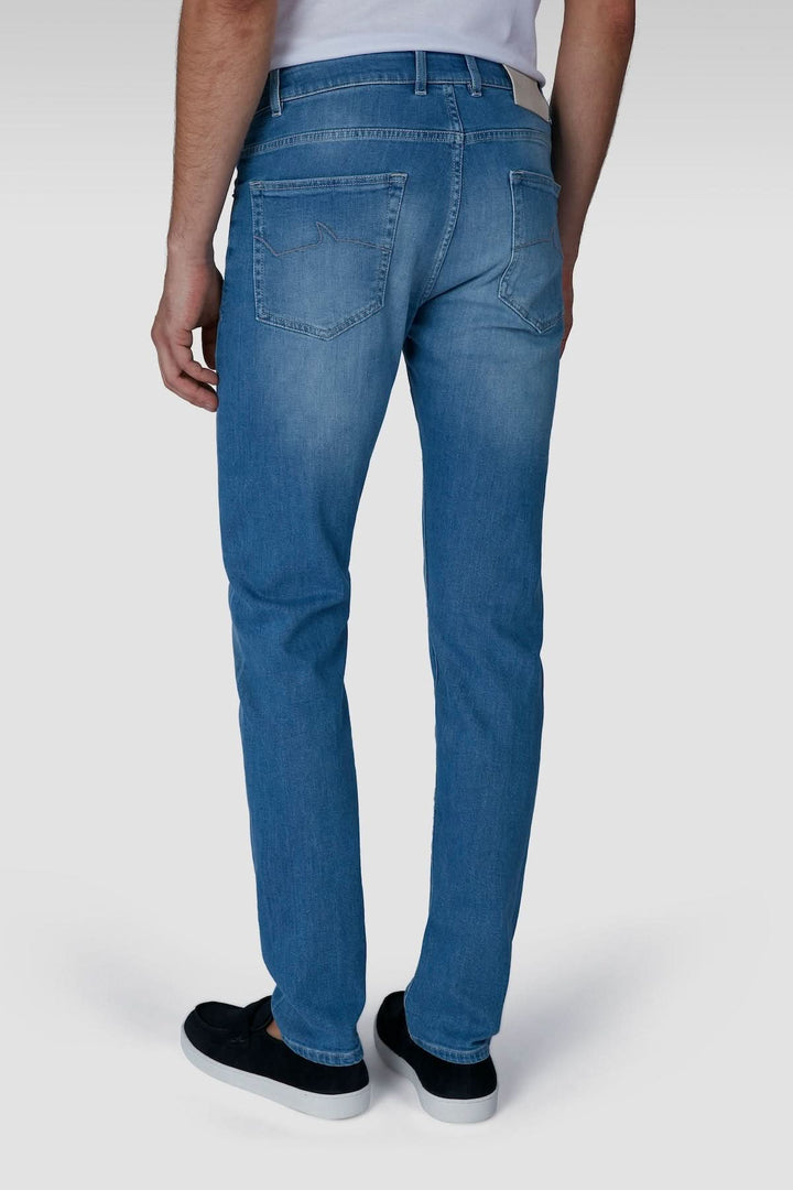 Jean premium coupe droite avec coupe droite, tissu légèrement délavé et pendentif requin, vue de dos pour un style polyvalent.