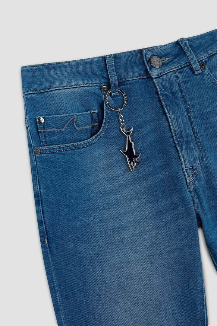 Jean premium coupe droite avec pendentif requin et tissu délavé pour style authentique et polyvalent.